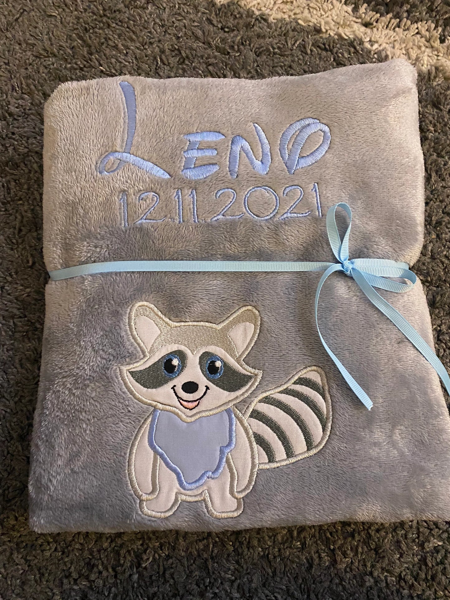 Babydecke kleiner Waschbär Milo personalisierbar mit Namen, Datum, Gewicht, Uhrzeit und Gewicht