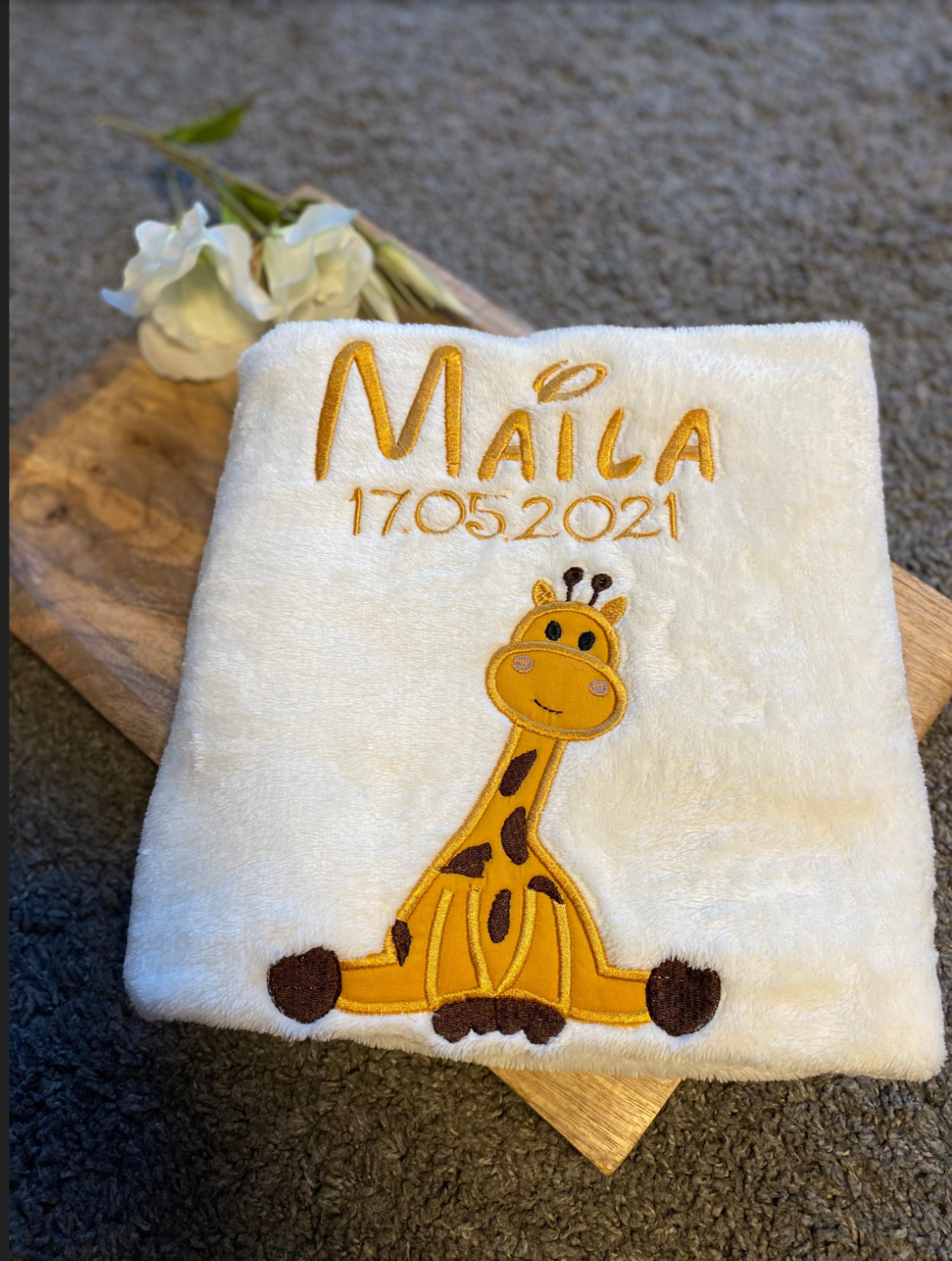 Babydecke kleine Giraffe Maila personalisierbar mit Namen, Datum, Gewicht, Uhrzeit und Größe