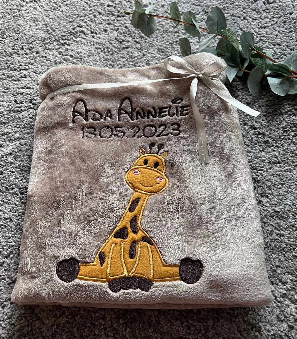Babydecke kleine Giraffe Maila personalisierbar mit Namen, Datum, Gewicht, Uhrzeit und Größe