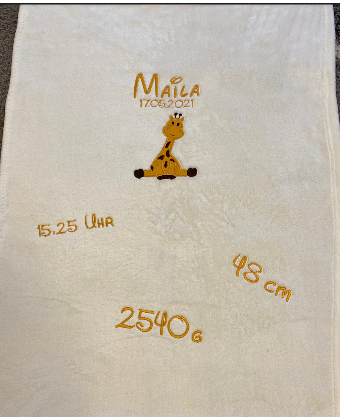 Babydecke kleine Giraffe Maila personalisierbar mit Namen, Datum, Gewicht, Uhrzeit und Größe