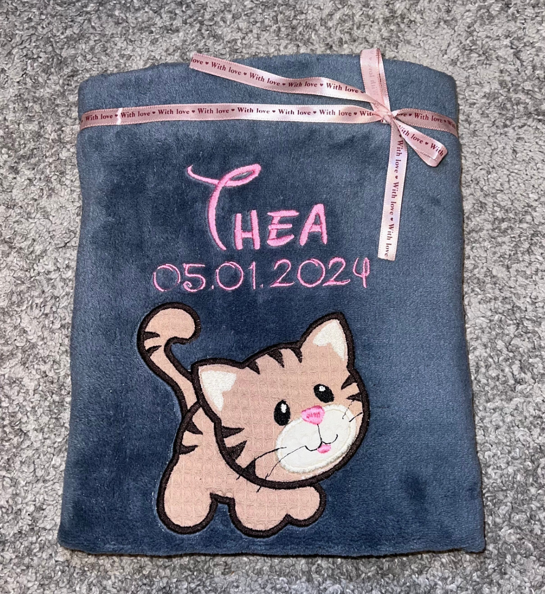 Babydecke kleine Katze Talea  personalisierbar mit Namen, Datum, Gewicht, Uhrzeit und Größe