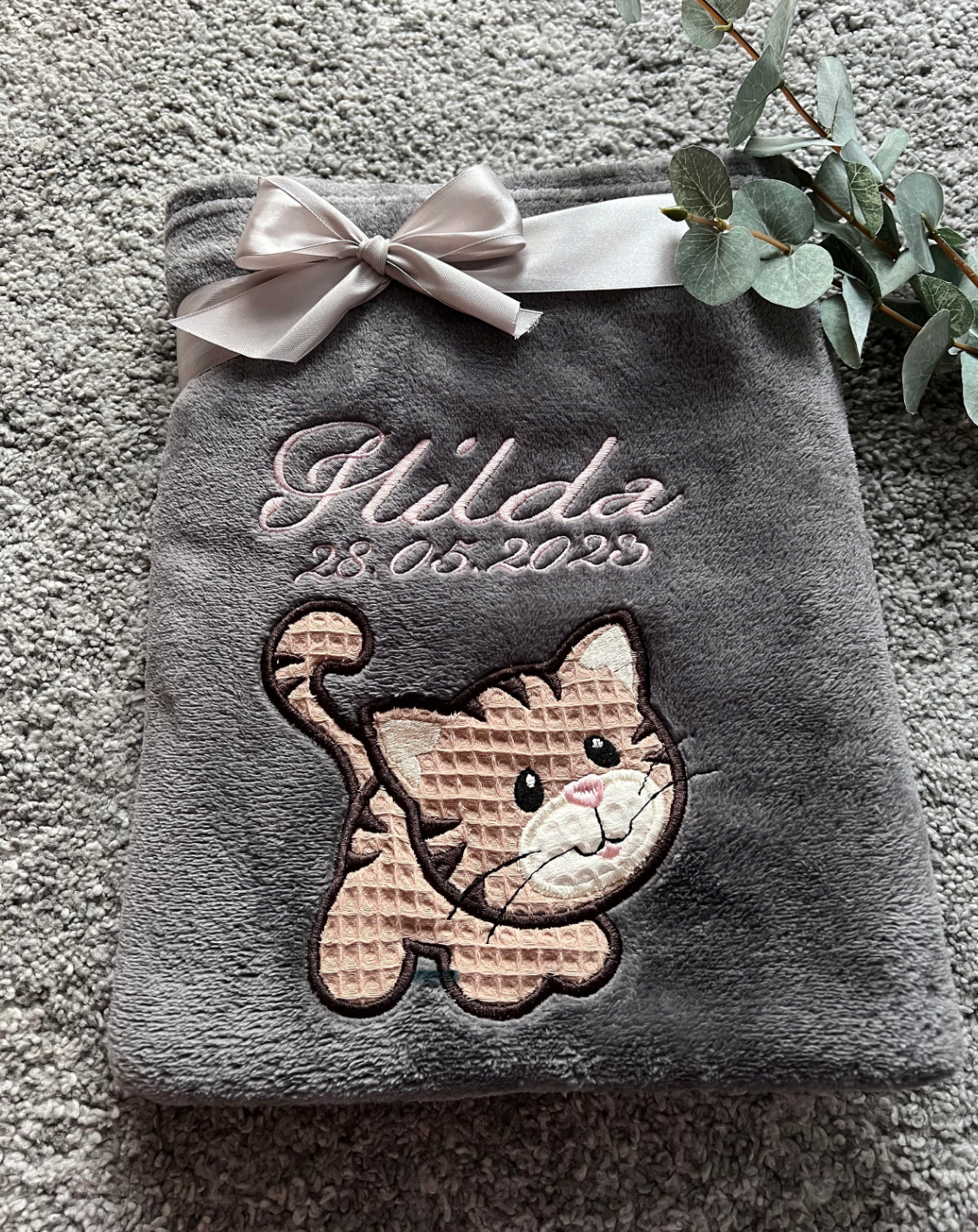 Babydecke kleine Katze Talea  personalisierbar mit Namen, Datum, Gewicht, Uhrzeit und Größe
