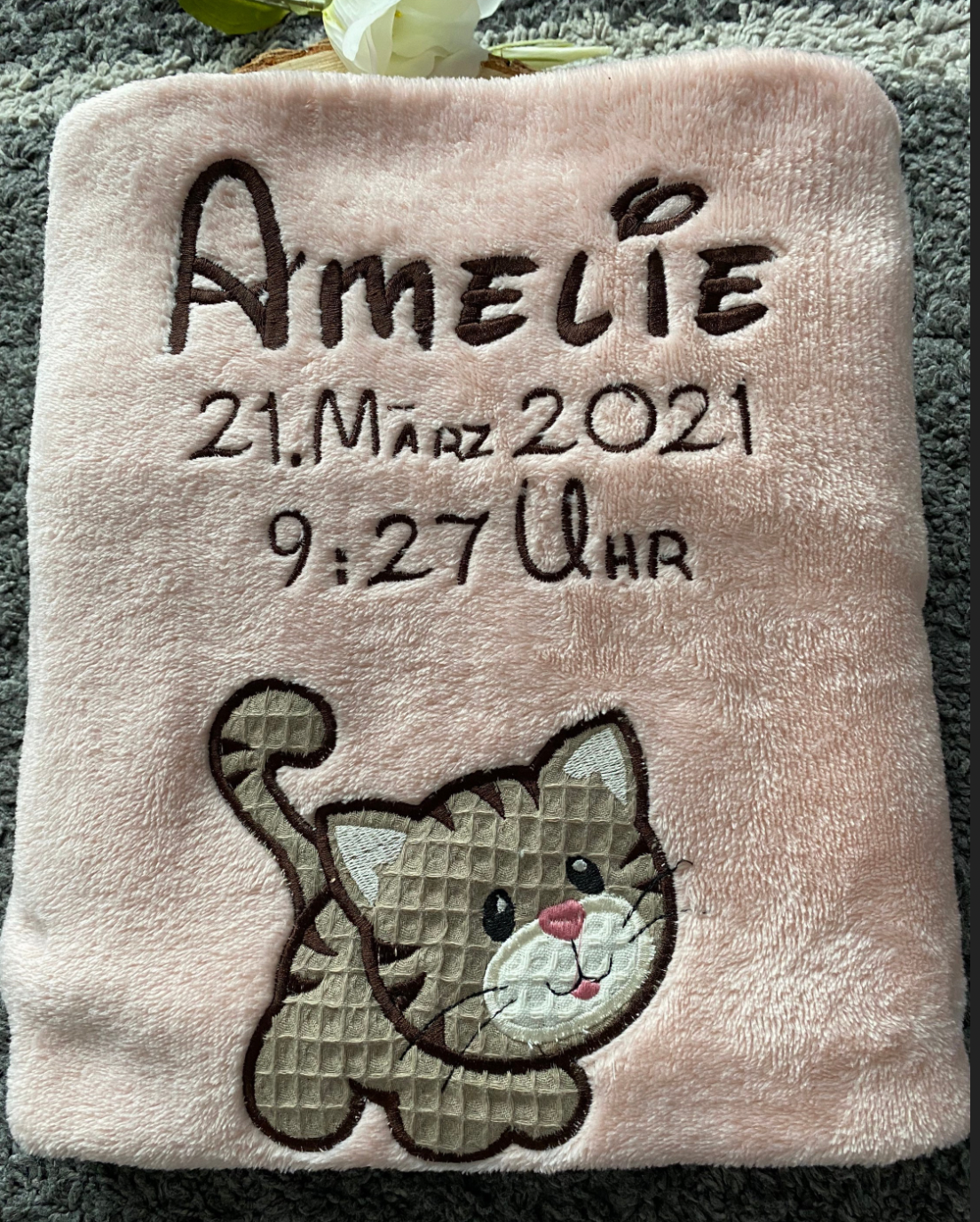 Babydecke kleine Katze Talea  personalisierbar mit Namen, Datum, Gewicht, Uhrzeit und Größe