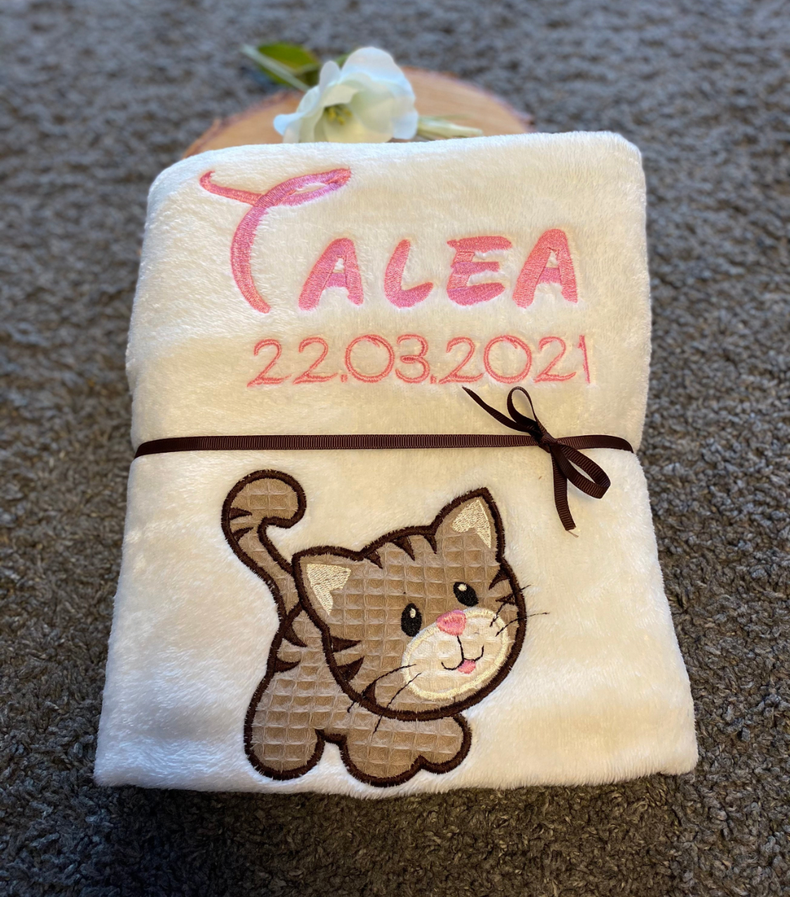 Babydecke kleine Katze Talea  personalisierbar mit Namen, Datum, Gewicht, Uhrzeit und Größe