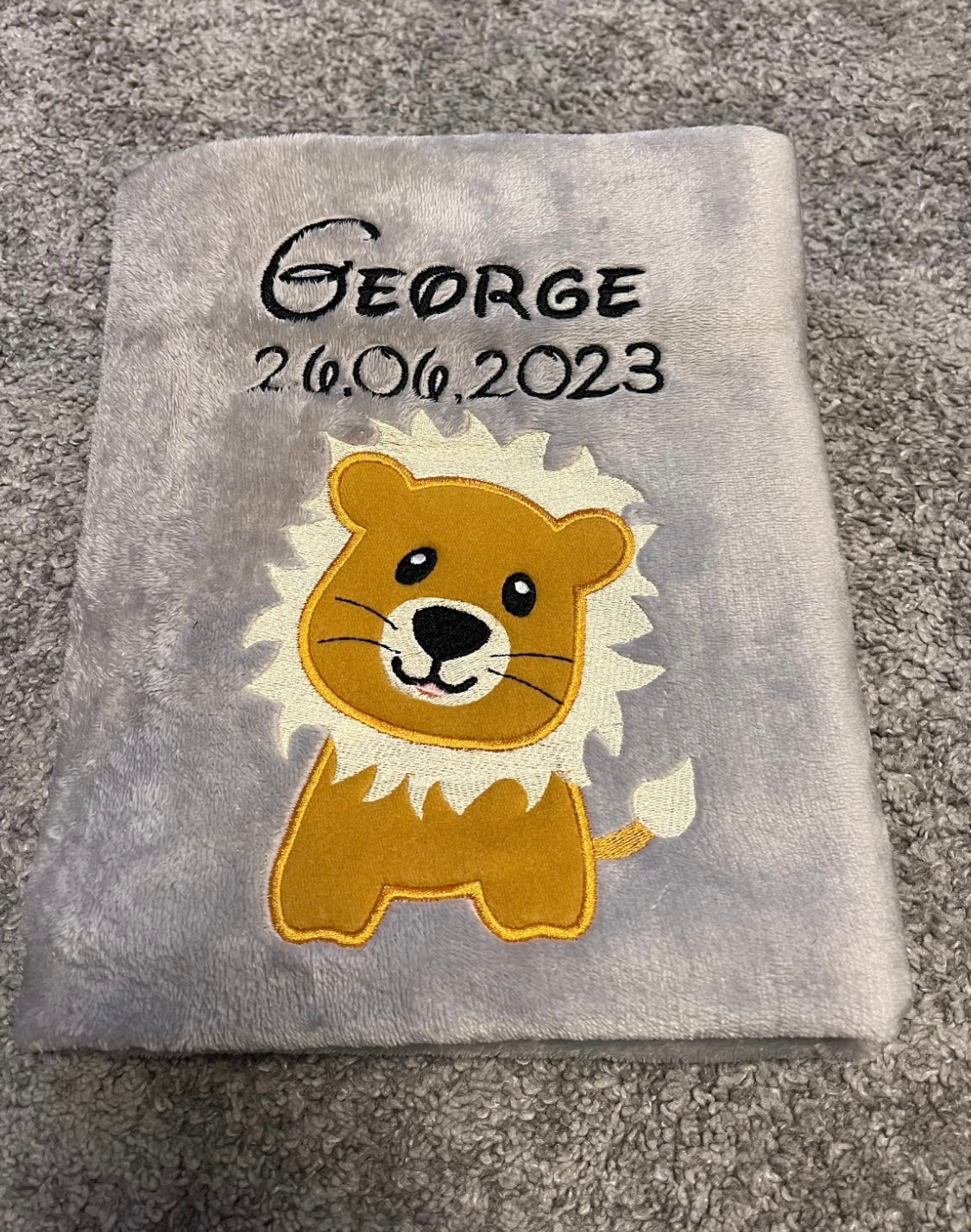 Babydecke Löwe Leo personalisierbar mit Namen, Datum, Gewicht, Uhrzeit und Größe