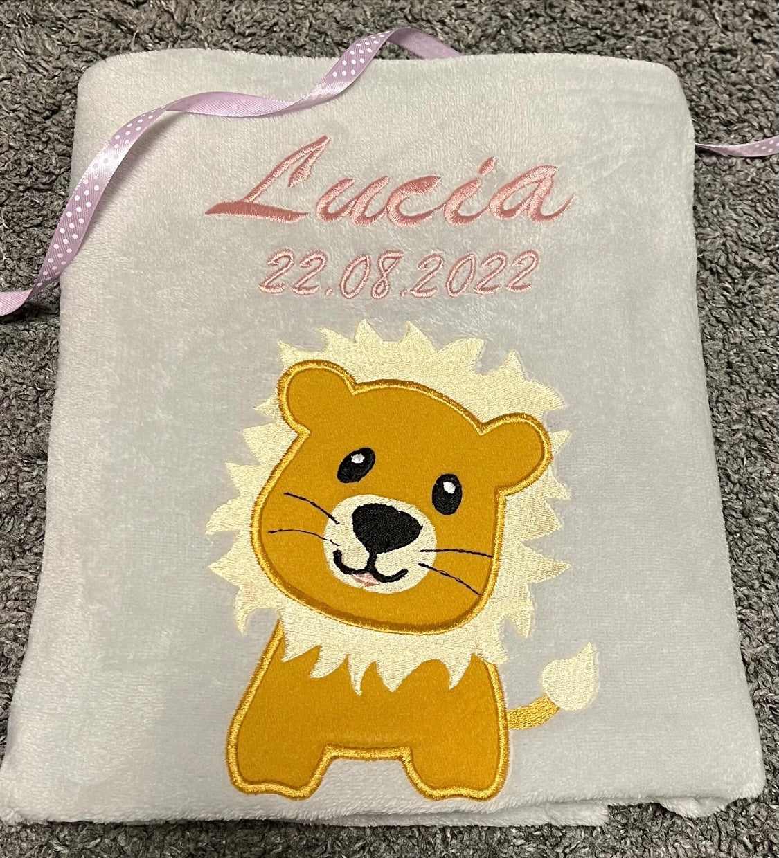 Babydecke Löwe Leo personalisierbar mit Namen, Datum, Gewicht, Uhrzeit und Größe