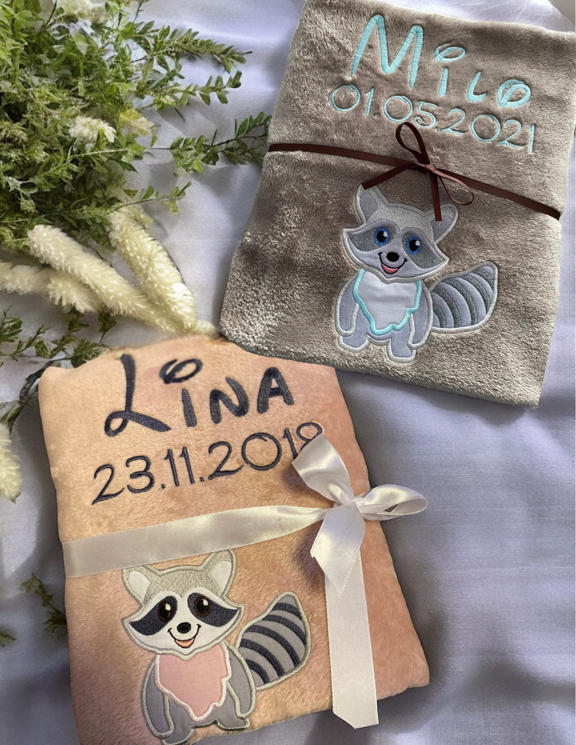 Babydecke kleiner Waschbär Milo personalisierbar mit Namen, Datum, Gewicht, Uhrzeit und Gewicht