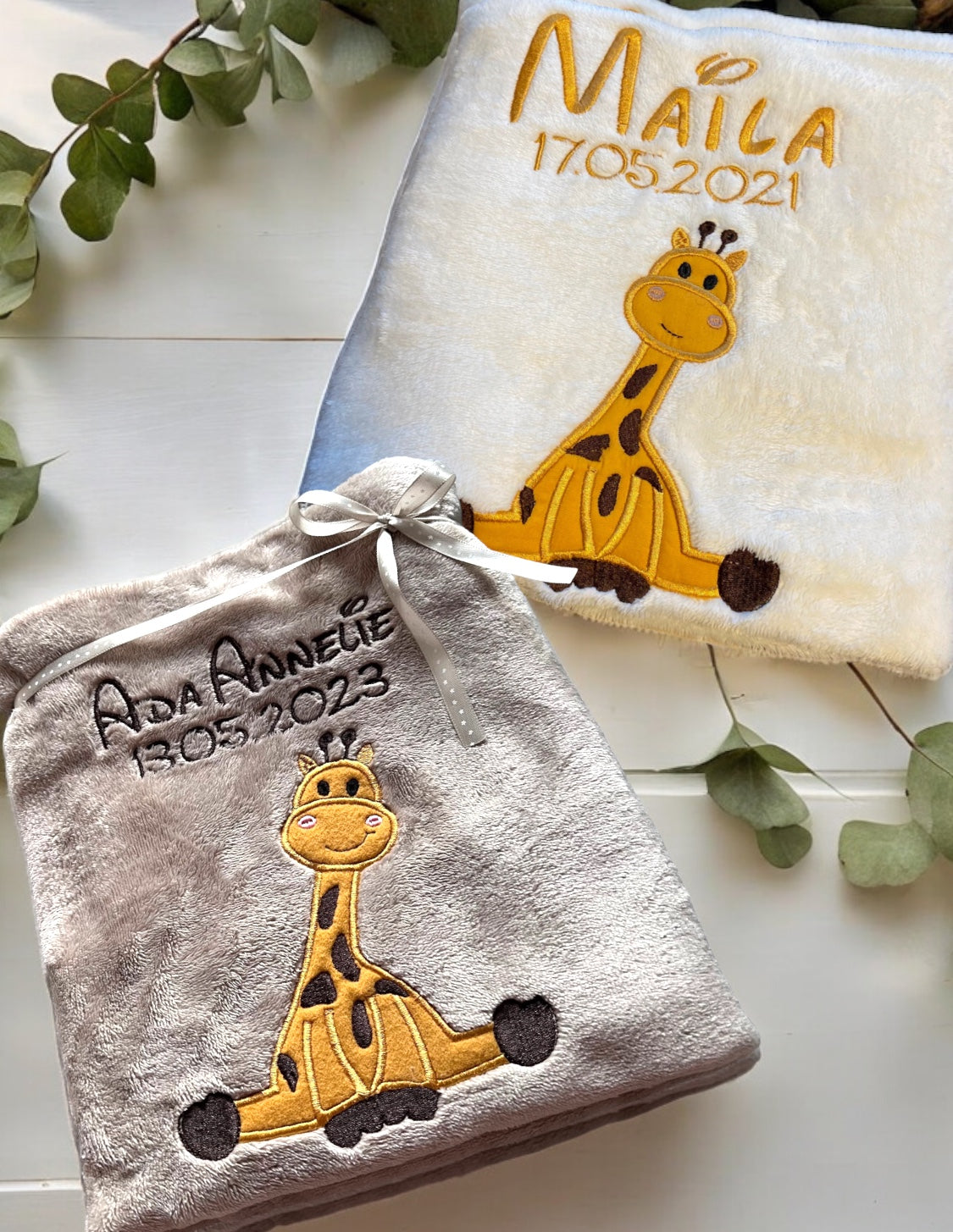 Babydecke kleine Giraffe Maila personalisierbar mit Namen, Datum, Gewicht, Uhrzeit und Größe