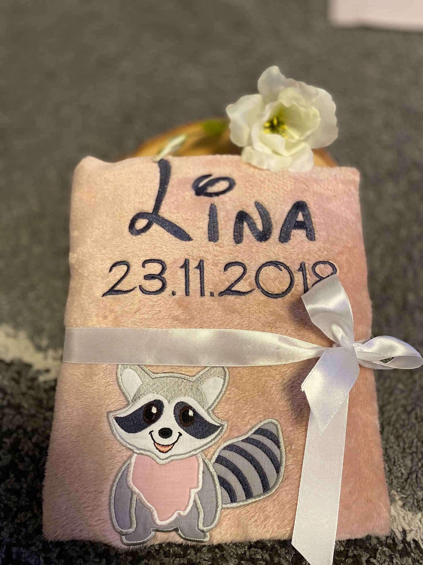 Babydecke kleiner Waschbär Milo personalisierbar mit Namen, Datum, Gewicht, Uhrzeit und Gewicht