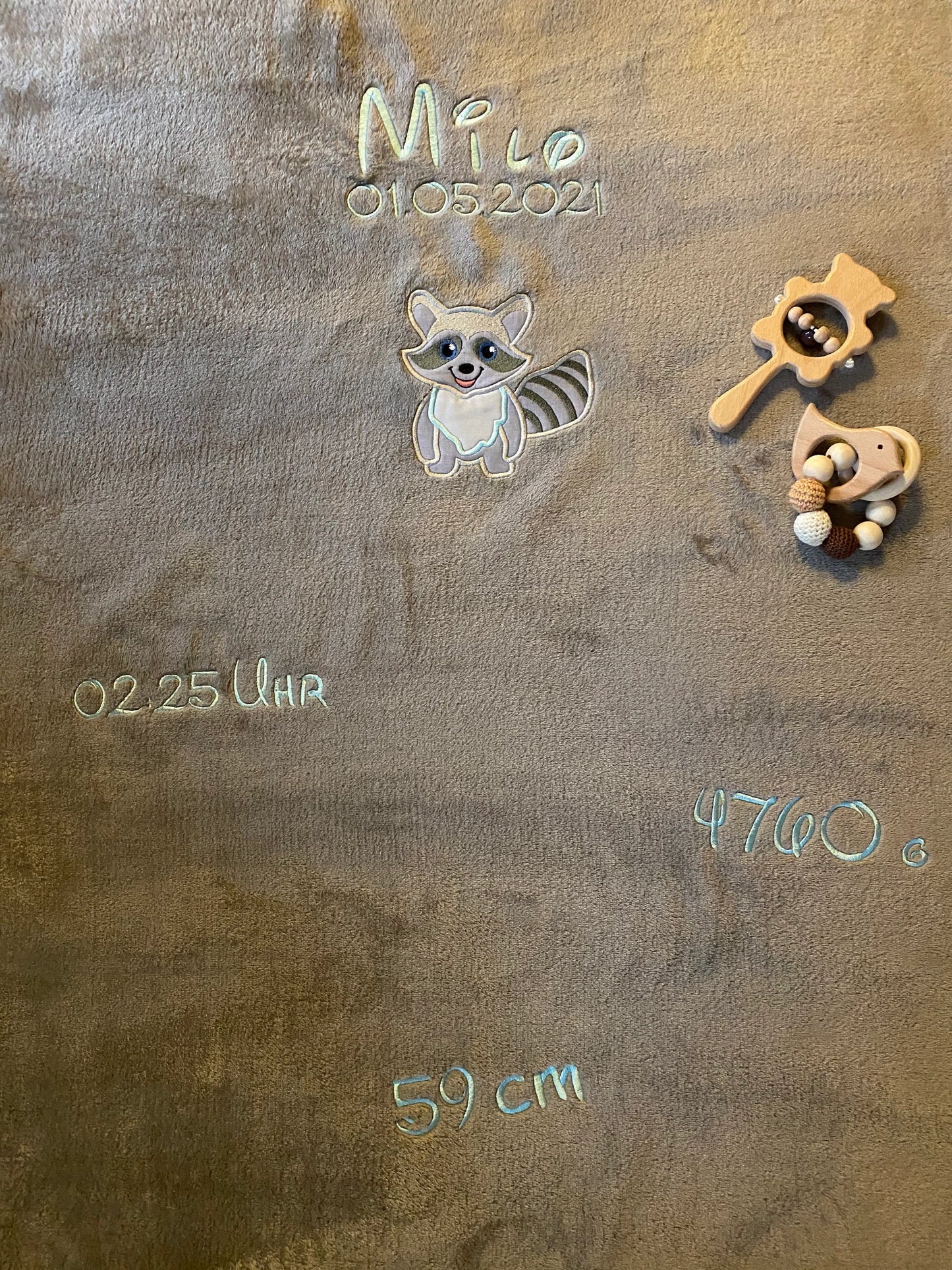 Babydecke kleiner Waschbär Milo personalisierbar mit Namen, Datum, Gewicht, Uhrzeit und Gewicht