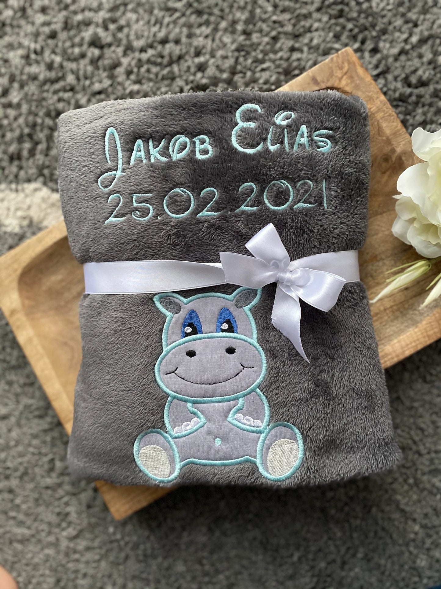 Babydecke kleines Nilpferd Hippolino personalisierbar mit Namen, Datum, Gewicht, Uhrzeit und Größe