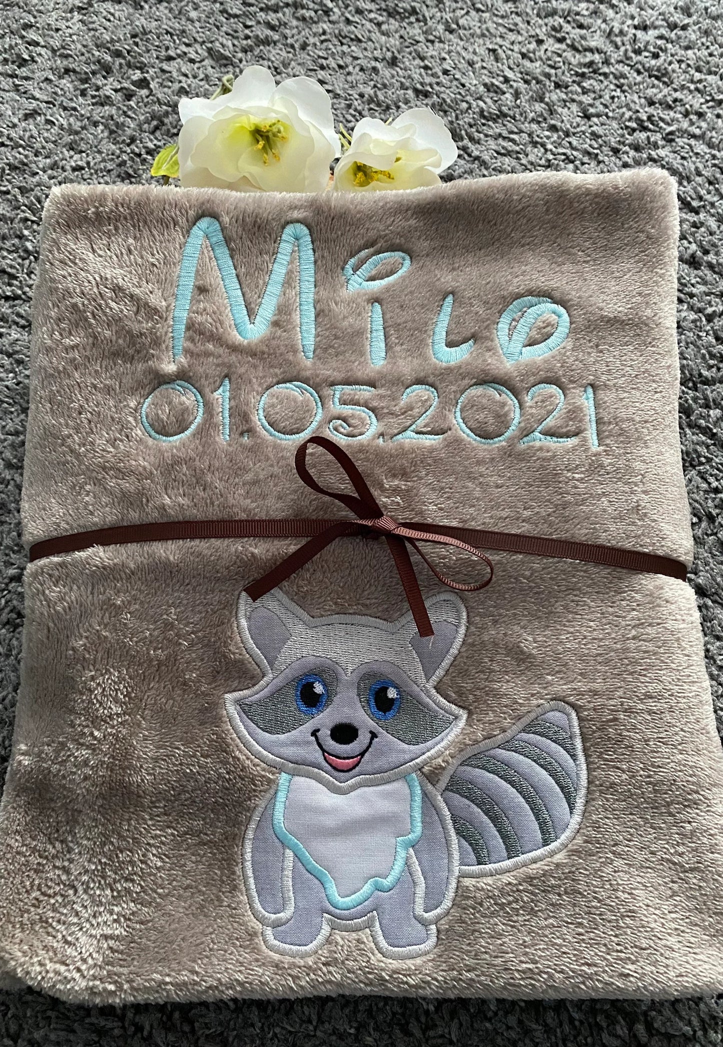 Babydecke kleiner Waschbär Milo personalisierbar mit Namen, Datum, Gewicht, Uhrzeit und Gewicht