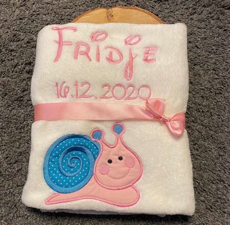 Babydecke kleine Schnecke personalisierbar mit Namen, Datum, Gewicht, Uhrzeit und Größe