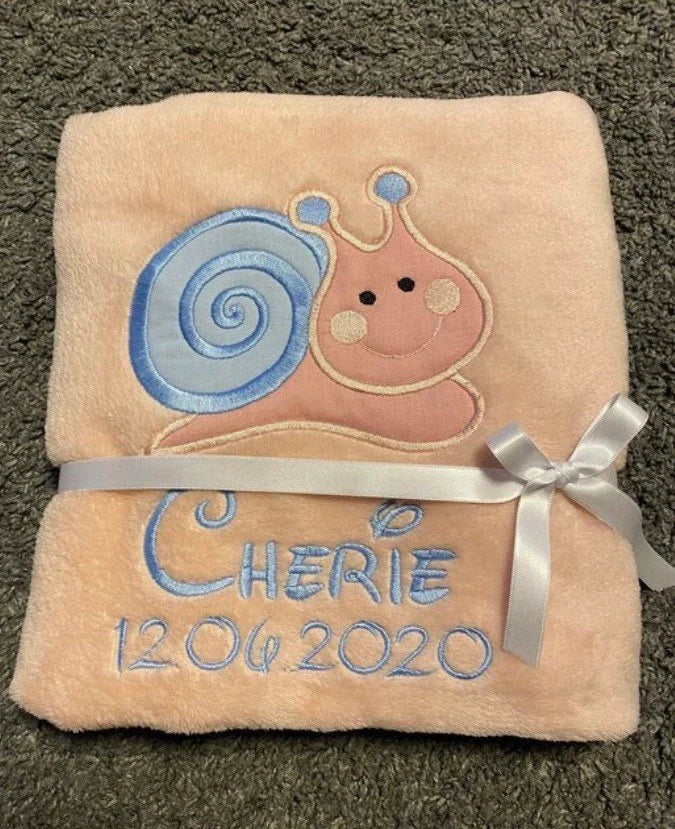 Babydecke kleine Schnecke personalisierbar mit Namen, Datum, Gewicht, Uhrzeit und Größe
